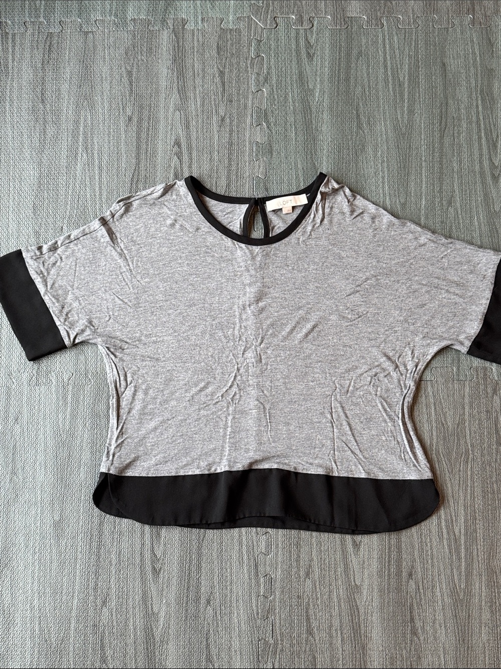 LOFT Gray Short Sleeve Top with Black Trim Women’s Size S